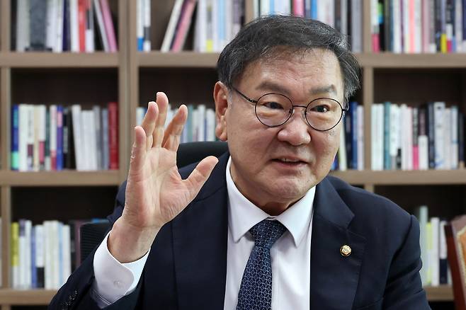 연합뉴스와 인터뷰하는 김태년 의원 (서울=연합뉴스) 이동해 기자 = 22대 후반기 국회를 2년간 대표할 국회의장 선거에 출마하는 더불어민주당 김태년 의원이 지난 6일 국회 의원회관 자신의 의원실에서 연합뉴스와 인터뷰를 하고 있다. 2026.5.8
eastsea@yna.co.kr