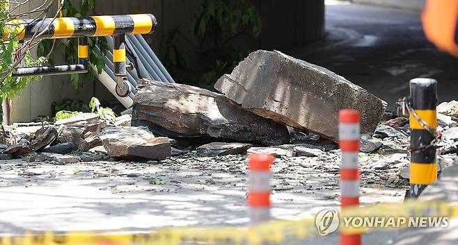 통제되는 낙석 사고 현장 (대구=연합뉴스) 윤관식 기자 = 8일 오전 10시 47분께 대구 남구 봉덕동 한 지하도 옆 경사로에서 대형 암석이 떨어지는 사고가 나 관계 당국이 현장을 통제하고 있다. 이 사고로 해당 지하도를 지나던 행인 1명이 숨졌다. 2026.5.8 psik@yna.co.kr