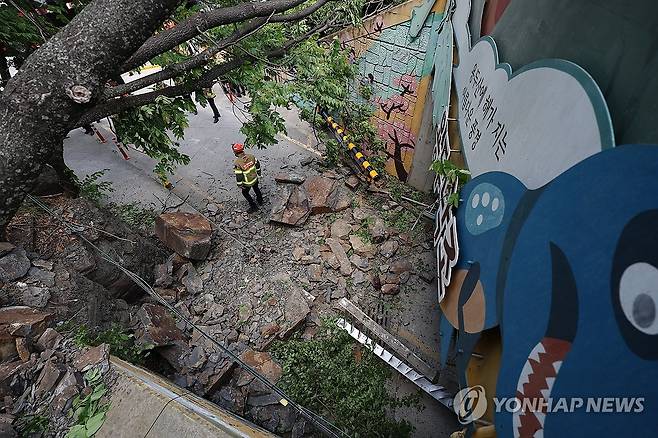낙석 사고 발생한 대구 지하도 (대구=연합뉴스) 윤관식 기자 = 8일 오전 10시 47분께 대구 남구 봉덕동 한 지하도 옆 경사로에서 대형 암석이 떨어지는 사고가 나 관계 당국이 현장을 통제하고 있다. 이 사고로 해당 지하도를 지나던 행인 1명이 숨졌다. 2026.5.8 psik@yna.co.kr
