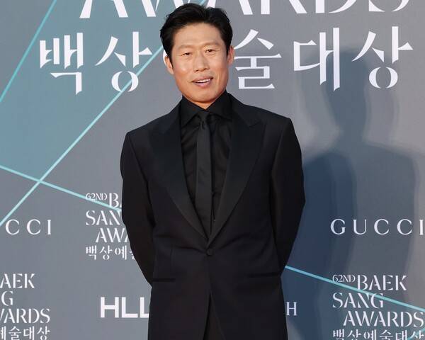 제62회 백상예술대상 영화 최우수연기상 후보에 오른 배우 유해진이 8일 서울 강남구 코엑스에서 열리는 시상식 레드카펫 행사에서 포즈를 취하고 있다. 연합뉴스