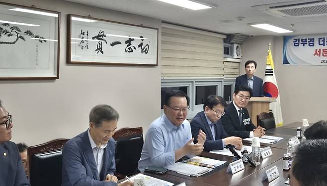 9일 대구 중구 서문시장 상인연합회를 찾은 더불어민주당 김부겸 대구시장 예비후보가 상인들의 현안을 듣기에 앞서 모두발언을 하고 있다. /장은희기자