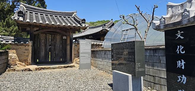 도산서당 입구 전경, 평소에는 자물쇠로 문이 잠겨있어 문틈으로만 내부 전경을 살펴볼 수 있다. 문 입구에 문화재 공덕비와 안내 입간판이 세워져 있다. <석현철 기자>
