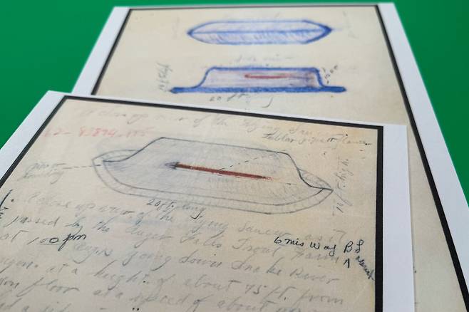 미국 국방부가 8일(현지시간) 공개한 UFO 기밀해제 문서들. (AP연합뉴스)