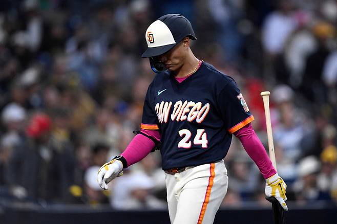 SAN DIEGO, CALIFORNIA - MAY 08: Sung-Mun Song #24 of the San Diego Padres walks to the dugout after striking out during the third inning against the St. Louis Cardinals at Petco Park on May 08, 2026 in San Diego, California. Orlando Ramirez/Getty Images/AFP (Photo by Orlando Ramirez / GETTY IMAGES NORTH AMERICA / Getty Images via AFP)
<저작권자(c) 연합뉴스, 무단 전재-재배포, AI 학습 및 활용 금지>