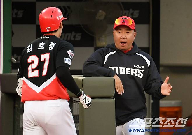 9일 부산 사직구장에서 열린 롯데와 KIA의 경기. 7회초 1사 KIA 김호령이 솔로포를 날린 뒤 이범호 감독과 하이파이브를 하고 있다. 부산=박재만 기자 pjm@sportschosun.com/2026.05.09/