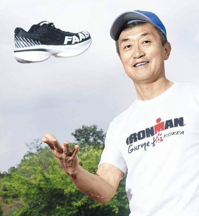 김준형 FAAB 대표는 새로 출시한 카본 러닝화를 소개하며 “일반 러너에게 필요한 기능 면에선 이게 최고”라고 했다. / 장련성 기자