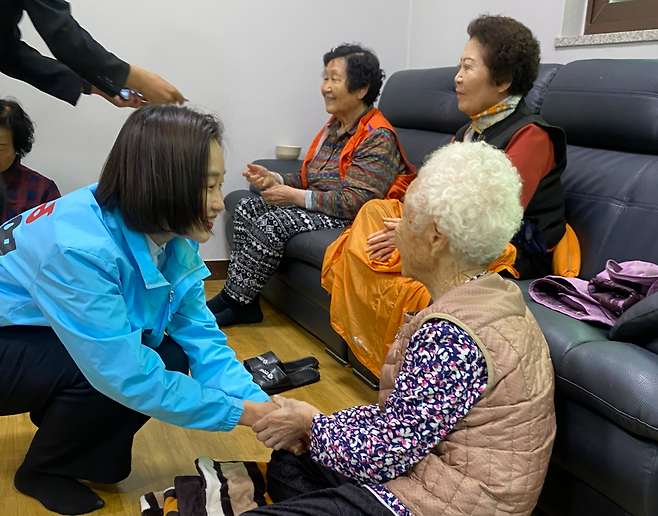5월 4일, 경기 평택을 재보궐에 출마한 진보당 김재연 후보가 평택 대추리 평화마을에서 진행된 ‘대추리행정대집행 20년 마을 주민 간담회’에 참석해 대추리 주민들과 인사를 나누고 있다. /정용인 기자