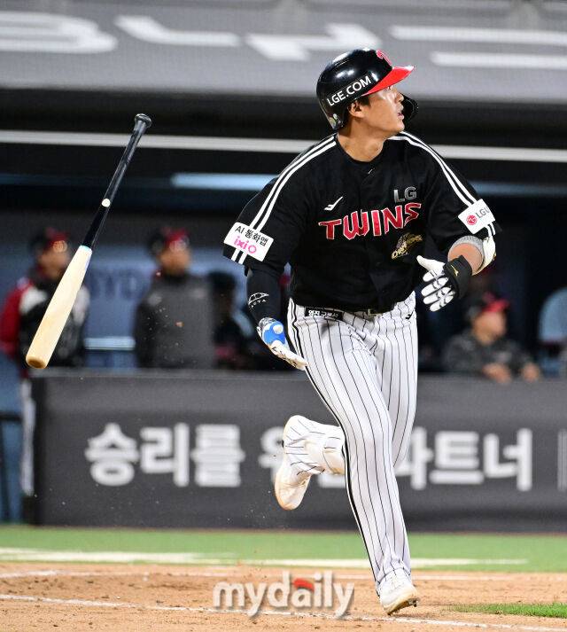 2026년 4월 30일 오후 경기도 수원KT위즈파크에서 열린 '2026 신한 SOL KBO리그' LG 트윈스와 KT 위즈의 경기. LG 송찬의가 4회초 무사 1루서 2점 홈런을 치고 있다./마이데일리