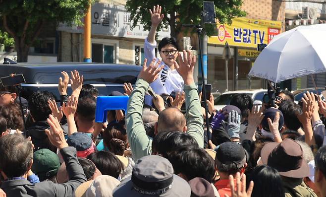 부산 북갑 국회의원 보궐선거에 출마한 무소속 한동훈 후보가 9일 오후 부산 북구 구포시장 인근에서 출마 기자회견을 연 뒤 시민들에 인사를 하고 있다. 연합뉴스