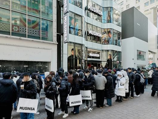 무신사 스탠다드 명동점 입장 대기줄. 사진 제공=무신사