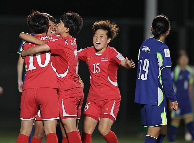 북한에 완패한 대한민국 17세 이하(U-17) 여자축구 국가대표팀이 8강에서 21득점 무실점이라는 압도적인 성적을 거둔 일본과 맞붙게 됐다. 한국은 8일 중국 쑤저우의 쑤저우타이후풋볼스포츠센터에서 열린 2026 아시아축구연맹(AFC) U-17 여자 아시안컵 조별리그 C조 최종전에서 북한에 0-3으로 패하며 조 2위로 밀려났다. 이미 조별리그 1, 2차전에서 승리를 거두며 8강 토너먼트 진출권은 확보한 상태였으나, 이날 패배로 조 1위 자리를 북한에 내주면서 대진상 가장 까다로운 상대인 일본을 8강에서 만나는 험난한 대진표를 받아들게 됐다. AFC
