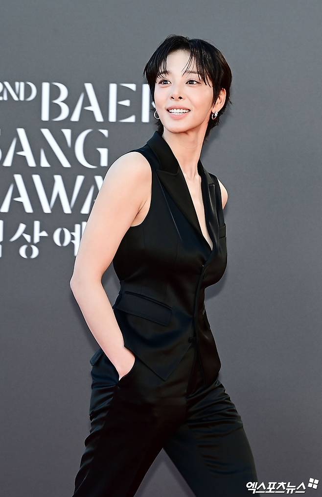 설인아, 과감한 베스트 스타일링