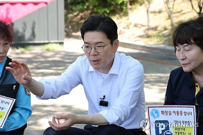 발언하는 정원오 후보 (서울=연합뉴스) 최재구 기자 = 더불어민주당 정원오 서울시장 후보가 9일 서울 여의도 공원에서 여성택시기사들과 간담회를 하며 발언하고 있다. 2026.5.9 jjaeck9@yna.co.kr