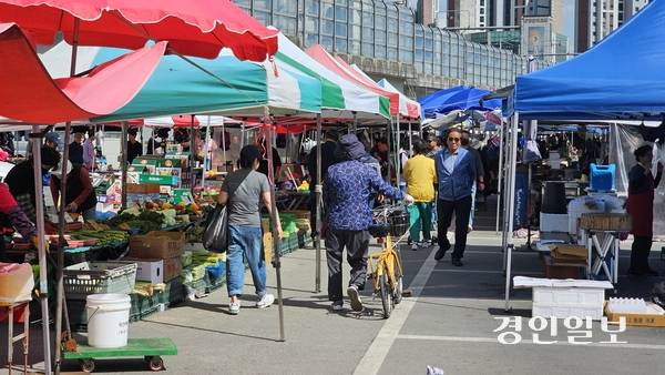 달력의 끝자리가 3이나 8인 날마다 양평역 인근엔 ‘양평물맑은시장’ 오일장이 열린다. 늘어선 좌판 너머로 양평역 철길의 모습이 보인다. 2026.5.8 양평/장태복기자 jkb@kyeongin.com