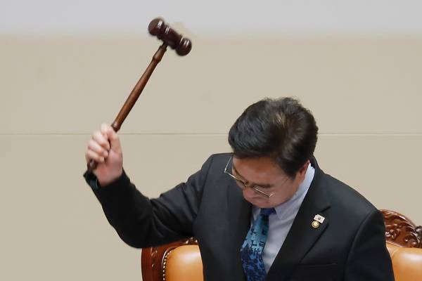 우원식 국회의장이 8일 국회에서 열린 5월 임시국회 제2차 본회의 산회를 선포하고 있다. 앞서 국민의힘은 대한민국헌법 개정안과 다른 법안에 대해 필리버스터(무제한 토론을 통한 합법적 의사진행 방해)를 하겠다고 밝혔다. 이에 우 의장은 이날 대한민국헌법 개정안 등을 본회의에 상정하지 않았다. 2026.5.8 /연합뉴스