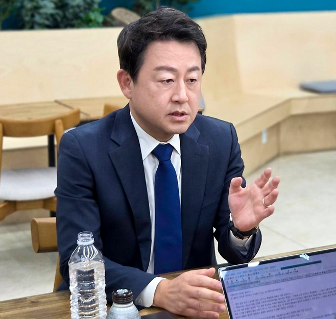 ▲ 더불어민주당 김용남 경기 평택시을 국회의원 재·보궐선거 후보가 인터뷰를 진행하며 평택 발전 구상과 주요 공약에 대해 설명하고 있다. /사진제공=김용남 후보 캠프