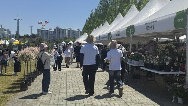 2026 대한민국 전주정원산업박람회가 한창인 9일 전주월드컵경기장광장을 찾은 방문객들이 부스를 둘러보고 있다. 박현우 기자