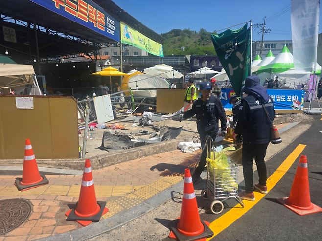 ▲ 10일 80대 노인이 운전하는 승용차가 산나물 축제장 푸드코너를 덮쳐 엉망이 된 모습 정형기기자