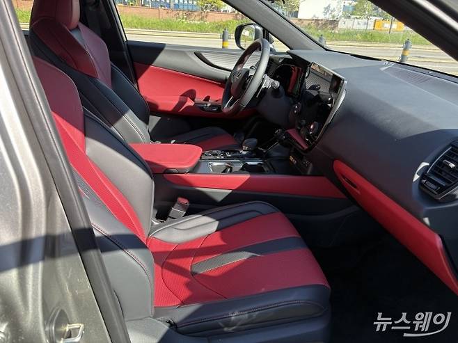 렉서스 NX450h+ F SPORT 실내 1열 사진=황예인 기자