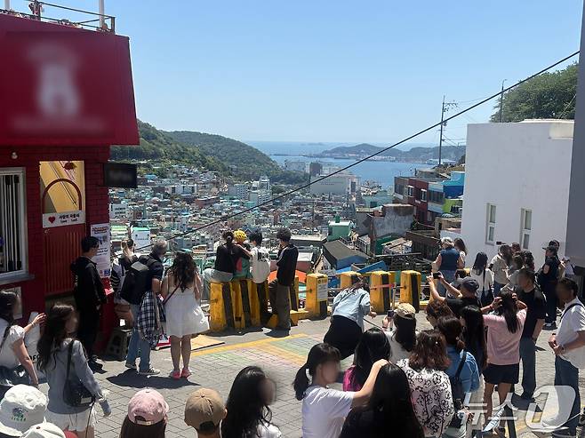 10일 낮 12시 부산 사하구 감천동 감천문화마을에서 어린 왕자 모형과 기념사진을 찍으려는 관광객들이 줄을 길게 서 있는 모습. 2026.5.10 ⓒ 뉴스1 박서현 기자