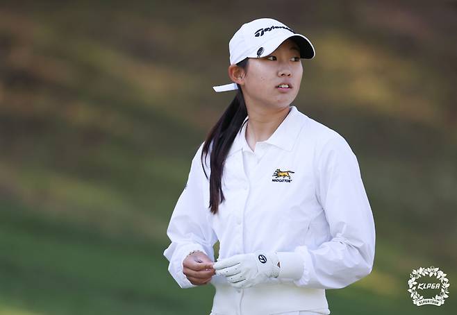 김서아가 NH투자증권 레이디스 챔피언십 1라운드 10번 홀에서 필드를 바라보고 있다. 사진 | KLPGA 투어