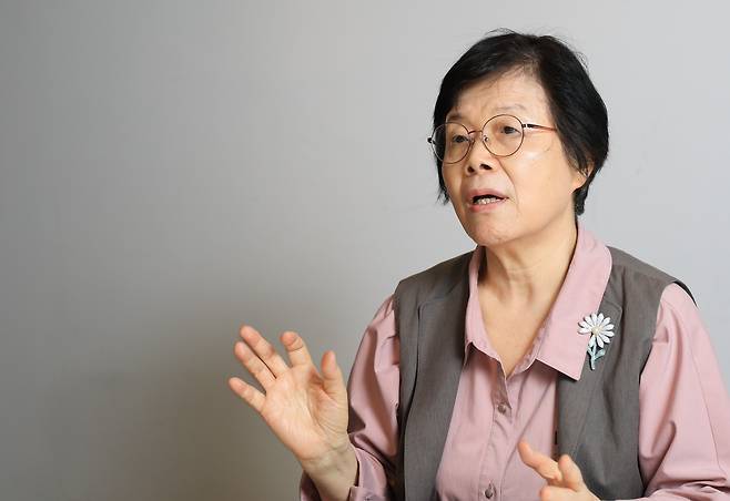 현인애 한반도미래여성연구소 소장은 북한이 ‘남쪽으로는 대한민국과 접한다’는 영토 조항을 신설한 것에 대해 “한반도 전체를 국토로 규정한 대한민국의 헌법을 바꾸려는 목적도 있다”고 분석했다. 현재 여권 일각에서는 북한의 적대적 두 국가론에 동조해 대한민국 헌법의 영토 조항을 개정하자는 주장이 나오는데, 이런 논의의 활성화를 유도하려 한다는 것이다./ 고운호 기자