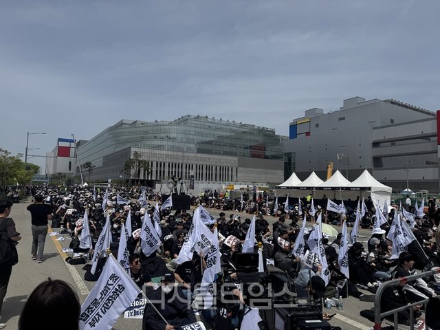 삼성전자 첫 과반노조 지위를 확보한 ‘삼성전자 초기업노조’ 노조원들이 지난달 23일 삼성전자 평택사업장 앞에서 투쟁결의대회를 갖고 있다.