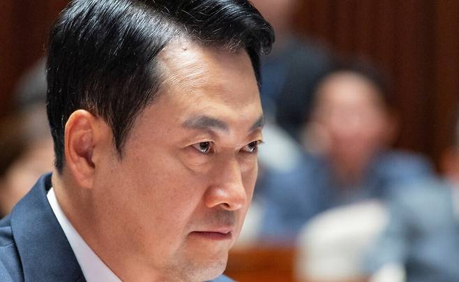 국민의힘 장동혁 대표가 6일 국회에서 열린 의원총회에서 윤상현 의원의 조작기소 특별검사 추진 규탄 발언을 듣고 있다. 연합뉴스