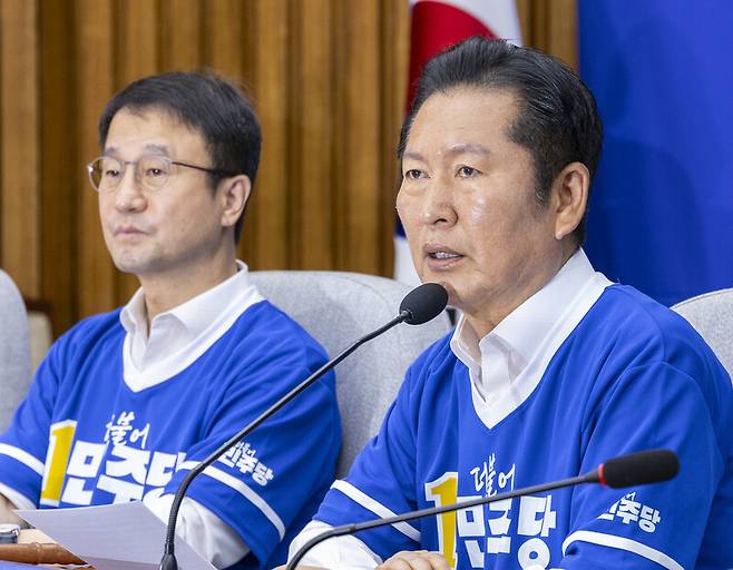 더불어민주당 총괄선대위원장인 정청래 대표(오른쪽)가 10일 국회에서 열린 더불어민주당 대한민국 국가 정상화 선거대책위원회 출범식에서 발언하고 있다. 연합뉴스