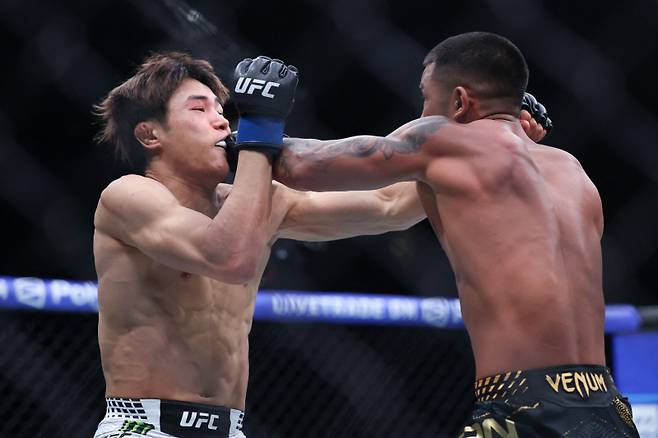 타이라 타츠로(왼쪽)가 조슈아 반에게 공격을 허용하는 모습. 사진=게티이미지/AFP 연합뉴스