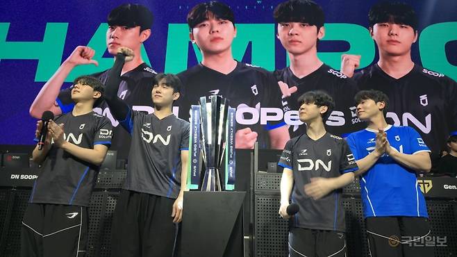 DN 수퍼스가 10일 서울 송파구 DN 콜로세움에서 열린 2026 펍지 위클리 시리즈(PWS) 페이즈1 결승전에서 우승을 확정한 뒤 기뻐하고 있다.