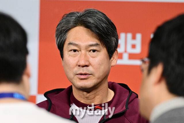 3일 서울 고척스카이돔에서 열린 '2026 신한 SOL BANK KBO리그' 키움 히어로즈와 두산 베어스 경기. 키움 설종진 감독이 경기 전 인터뷰를 하고 있다./마이데일리