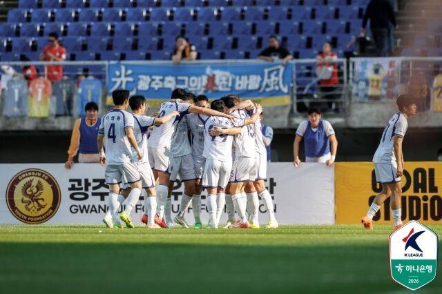 전북 현대와 FC안양이 10일 안양종합운동장에서 정규리그 13라운드 맞대결을 펼친다. 안양 선수단이 광주FC전에서 득점 후 기뻐하고 있다./프로축구연맹 제공