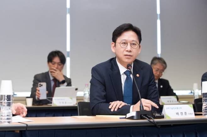 배경훈 부총리 겸 과학기술정보통신부 장관이 8일 오전 서울 종로구 광화문교보빌딩 국가과학기술자문회의 대회의실에서 열린 '빅테크 AI기업 사이버보안 프로젝트 관련 전문가 간담회'에서 발언하고 있다. 과학기술정보통신부 제공