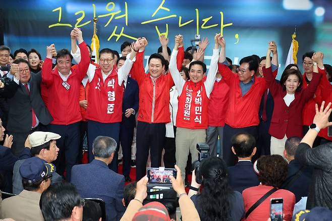 국민의힘 장동혁 대표가 10일 오후 부산 북구에서 열린 박민식 북갑 국회의원 보궐선거 후보 선거사무소 개소식에서 박후보와 박형준 부산시장 후보 등과 손을 맞잡고 있다. 연합뉴스