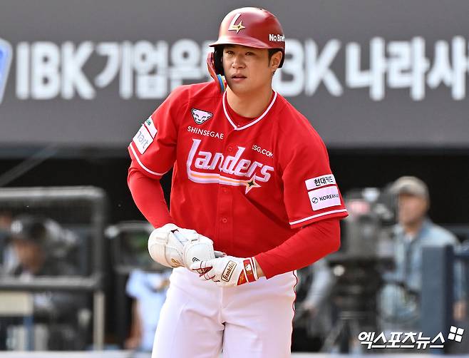 9일 오후 서울 송파구 잠실야구장에서 열린 '2026 신한 SOL Bank KBO리그' SSG 랜더스와 두산 베어스의 경기, 3회초 1사 만루 SSG 김재환이 밀어내기 볼넷으로 출루하고 있다. 잠실, 김한준 기자