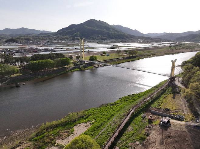 영동군의 강선대~송호관광지를 잇는 6.5km 구간 '금강둘레길' 이 힐링 명소로 인기가 높다.사진은 금강둘레길 중 송호물빛다리 근천 모습 (사진=영동군 제공)