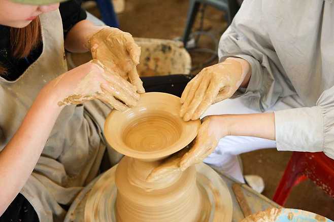 경북 문경의 찻사발축제에서 체험자들이 찻사발을 만들고 있다. _한국관광공사 제공