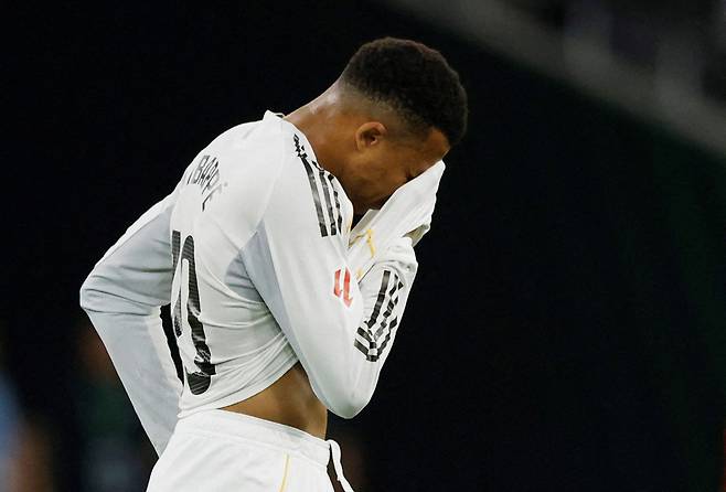 Soccer Football - LaLiga - Real Betis v Real Madrid - Estadio de La Cartuja, Seville, Spain - April 24, 2026 Real Madrid's Kylian Mbappe reacts REUTERS/Marcelo Del Pozo TPX IMAGES OF THE DAY
<저작권자(c) 연합뉴스, 무단 전재-재배포, AI 학습 및 활용 금지>