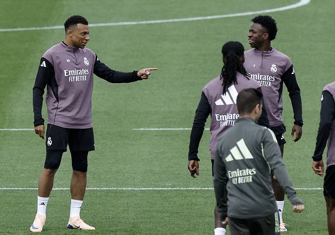 Real Madrid's French forward #10 Kylian Mbappe (L) gestures as he talks with Real Madrid's Brazilian forward #07 Vinicius Junior during a training session on the eve of the Spanish league football match between FC Barcelona and Real Madrid CF, at Real Madrid Sports City in Valdebebas, in the outskirts of Madrid, on May 9, 2026. (Photo by OSCAR DEL POZO / AFP)
<저작권자(c) 연합뉴스, 무단 전재-재배포, AI 학습 및 활용 금지>