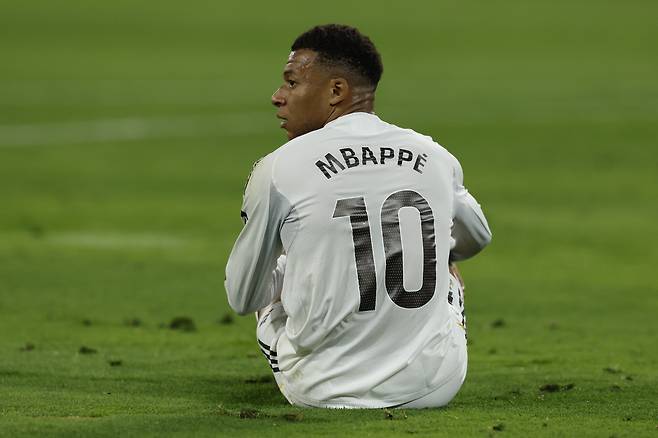 epa12912135 Real Madrid's Kylian Mbappe looks on as he sits on the ground during the Spanish LaLiga soccer match between Real Betis and Real Madrid, in Seville, Spain, 24 April 2026. EPA/JULIO MUNOZ
<저작권자(c) 연합뉴스, 무단 전재-재배포, AI 학습 및 활용 금지>