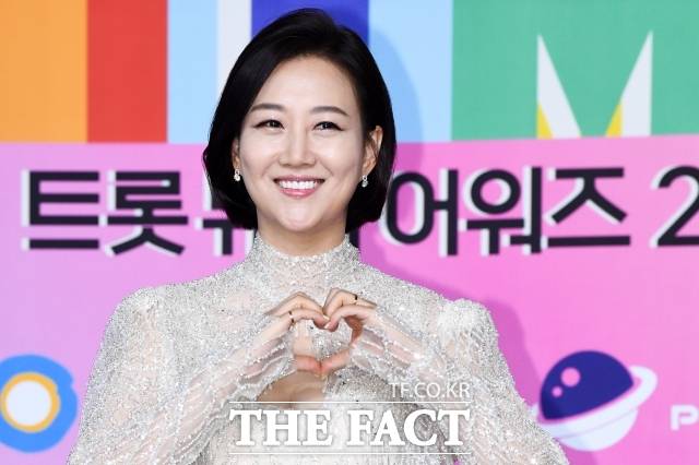 장윤정의 한마디는 왜 유독 무게감 있게 들리는 걸까? 트로트 시장 자체의 흐름을 바꾼 인물이라는 평가를 받는다. 사진은 장윤정이 '트롯 뮤직 어워즈 2024' 시상식 당시 레드카펫 무대. /서예원 기자