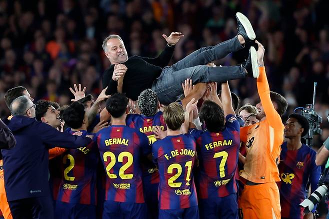 <YONHAP PHOTO-2008> epaselect epa12946450 FC Barcelona's players and their head coach Hansi Flick (C) celebrate the 2025/2026 Spanish LaLiga Championship after winning the Spanish LaLiga soccer match between FC Barcelona and Real Madrid, in Barcelona, Spain, 10 May 2026. EPA/ANDREU DALMAU/2026-05-11 07:19:47/<저작권자 ⓒ 1980-2026 ㈜연합뉴스. 무단 전재 재배포 금지, AI 학습 및 활용 금지>