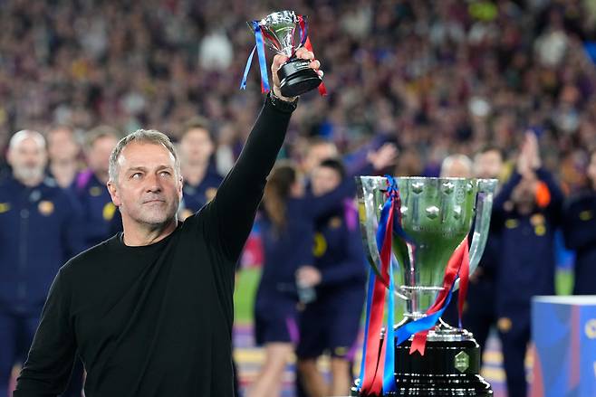 <YONHAP PHOTO-2007> epaselect epa12946460 FC Barcelona's head coach Hansi Flick celebrates next to the trophy (R) of the 2025/2026 Spanish LaLiga Championship after winning the Spanish LaLiga soccer match between FC Barcelona and Real Madrid, in Barcelona, Spain, 10 May 2026. EPA/ENRIC FONTCUBERTA/2026-05-11 07:19:47/<저작권자 ⓒ 1980-2026 ㈜연합뉴스. 무단 전재 재배포 금지, AI 학습 및 활용 금지>