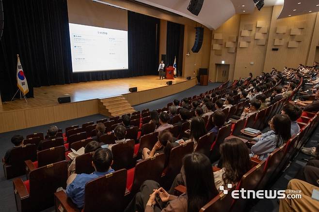 가스공사가 11일 사내 전용 AI 모델 '업무 Mate' 오픈하고 직원들에게 교육하고 있다. 가스공사 제공