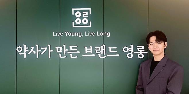 11일 부산 부산진구의 건강기능식품 브랜드 ㈜영롱 사무실에서 만난 약사 출신의 권태혁 대표가 기념촬영하고 있다. 사진=백창훈 기자