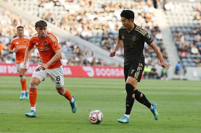 손흥민(LAFC)이 11일(한국시각) 미국 로스앤젤레스 BMO 스타디움에서 열린 휴스턴 다이너모와 2026 미국프로축구 메이저리그사커(MLS) 12라운드 안방 경기에서 공을 몰고 있다. LA/AFP 연합뉴스