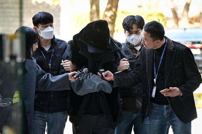가해자가 지난해 11월 서울 서초구 서울중앙지법에서 열린 구속 전 피의자 심문에 출석하고 있다. 하상윤 기자