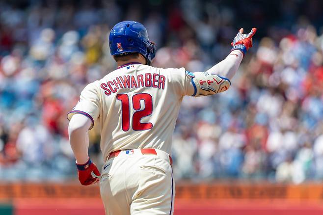 <yonhap photo-0717=""> Philadelphia Phillies' Kyle Schwarber gestures while rounding second base after hitting a solo home run in the first inning of a baseball game against the Colorado Rockies, Sunday, May 10, 2026, in Philadelphia. (AP Photo/Laurence Kesterson)/2026-05-11 03:31:12/ <저작권자 ⓒ 1980~2026 ㈜연합뉴스. 무단 전재 재배포 금지, AI 학습 및 활용 금지></yonhap>