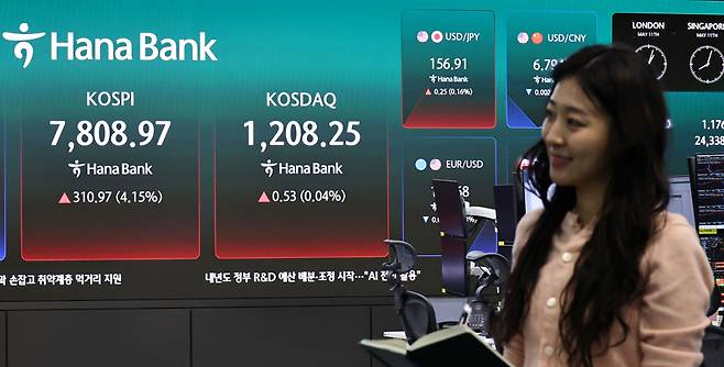 ▲ 11일 서울 중구 하나은행 딜링룸 현황판에 코스피 등이 표시되고 있다. 연합뉴스